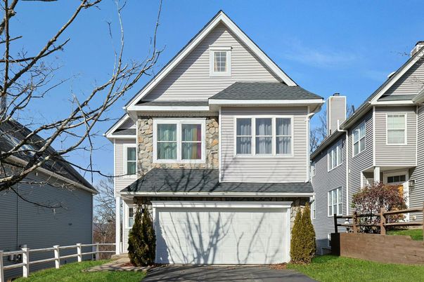 Attached, Exterior, Facade, Queen Anne Victorian
