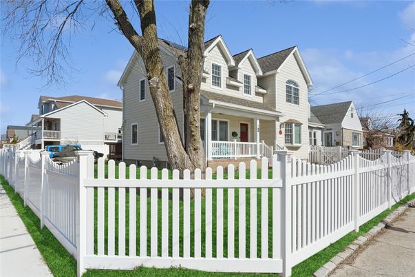 Exterior, Facade, Queen Anne Victorian