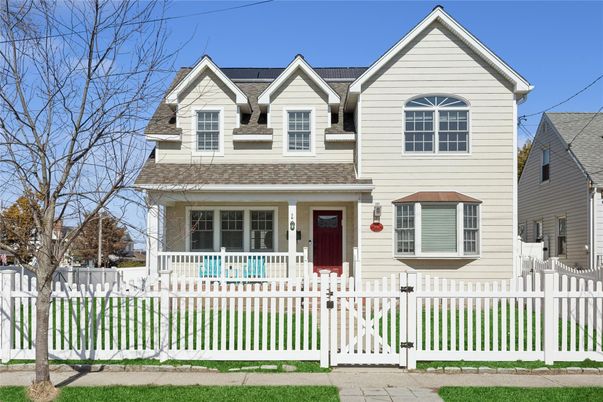 Exterior, Facade, Queen Anne Victorian