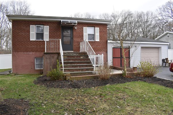 Attached, Exterior, Facade, Brick Facade, Raised Ranch
