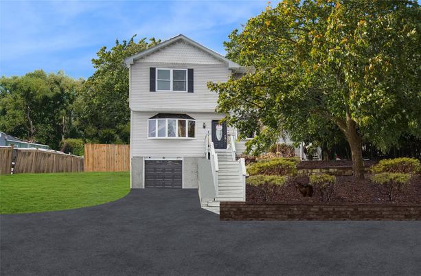 Attached, Exterior, Facade, Split Level