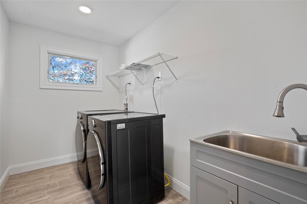 Interior, Recessed Lighting, Washer, Wood Texture Flooring