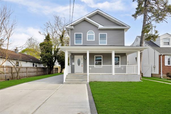 Exterior, Facade, Queen Anne Victorian