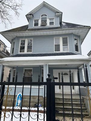 Exterior, Facade, Queen Anne Victorian