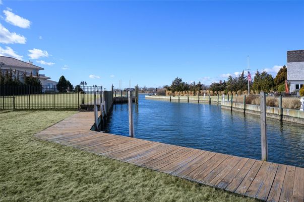 Exterior, Lake