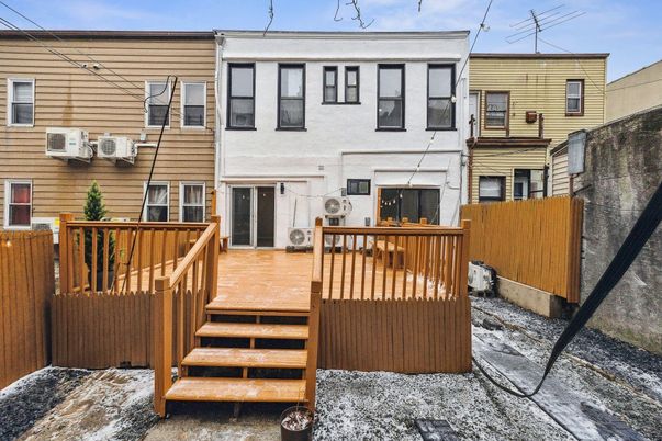 Exterior, Facade, Rowhouse