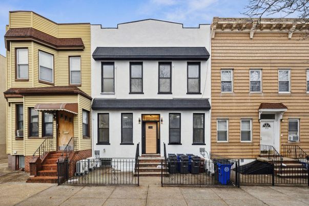 Exterior, Facade, Rowhouse