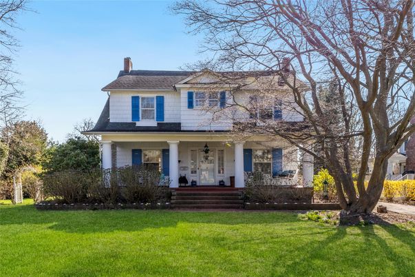 Exterior, Facade, American Foursquare