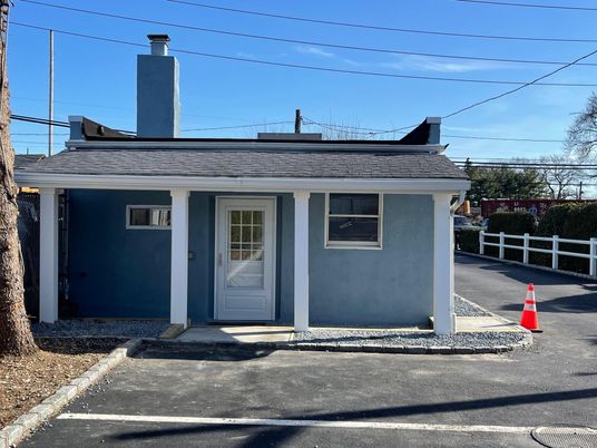 Exterior, Facade, Ranch