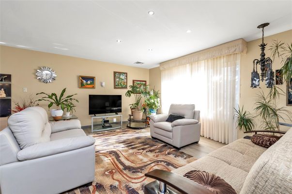 Interior, Living room, Pendant Lights, Recessed Lighting, Wood Texture Flooring