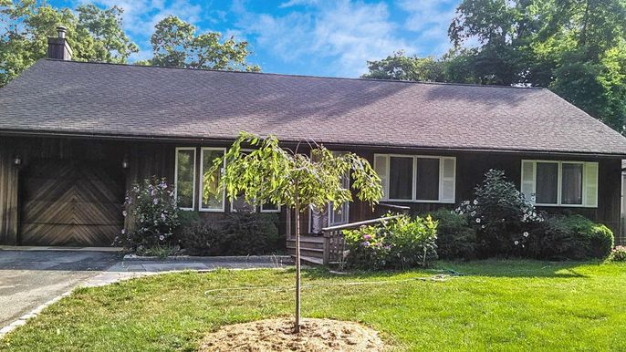 Attached, Exterior, Facade, Cape Cod