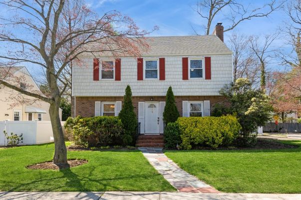 Exterior, Facade, Brick Facade, Raised Ranch