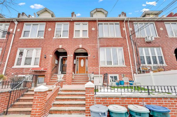 Exterior, Facade, Brick Facade, Rowhouse