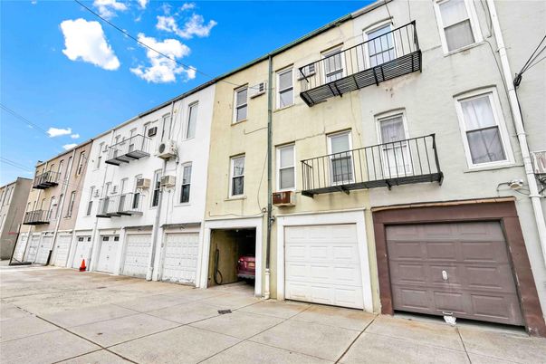 Attached, Exterior, Facade, Rowhouse