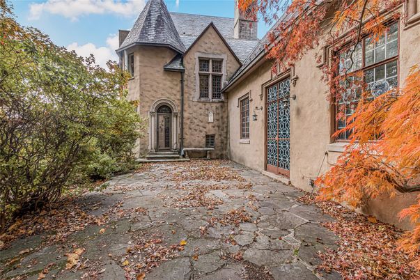 Exterior, Facade, Queen Anne Victorian