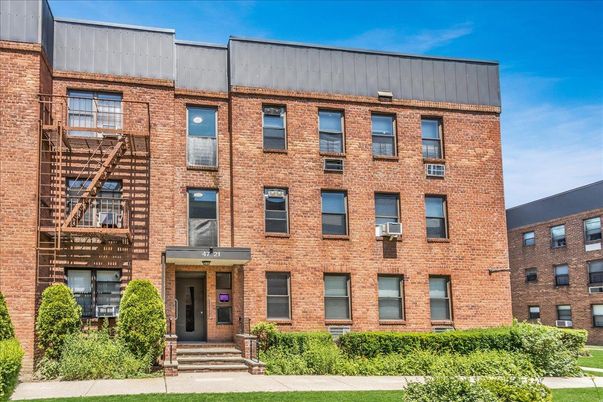 Exterior, Facade, Brick Facade, Rowhouse