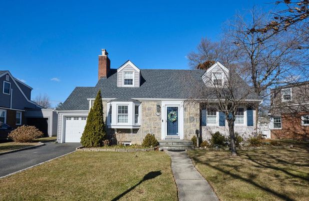 Attached, Exterior, Facade, Cape Cod