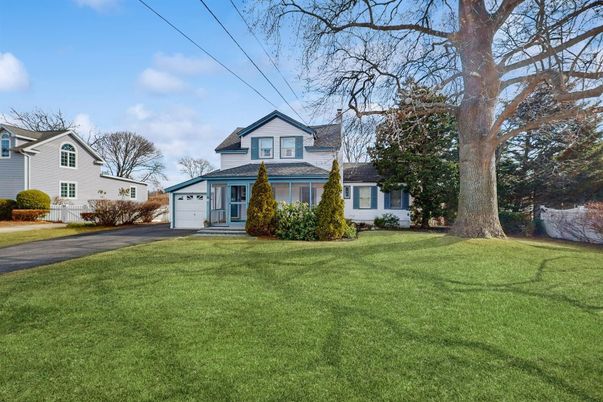 Attached, Exterior, Facade, Queen Anne Victorian