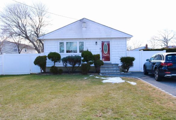 Exterior, Facade, Cape Cod