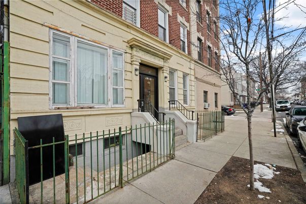 Exterior, Facade, Brownstone
