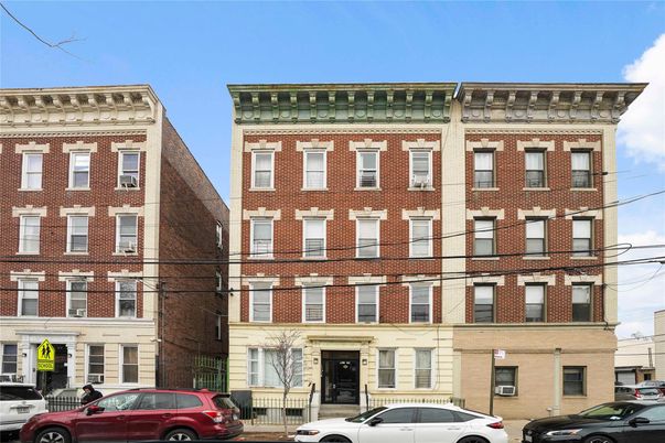 Exterior, Facade, Rowhouse