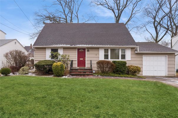 Attached, Exterior, Facade, Cape Cod