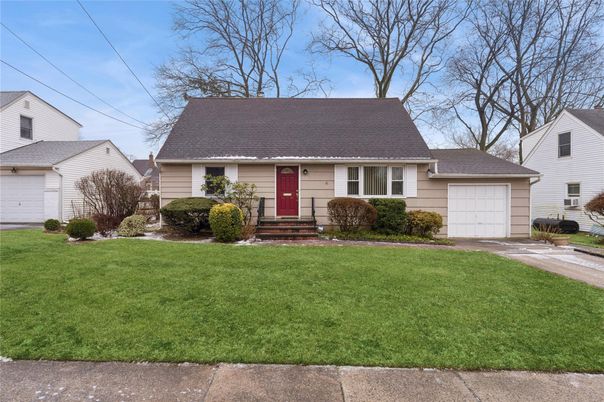 Attached, Exterior, Facade, Cape Cod