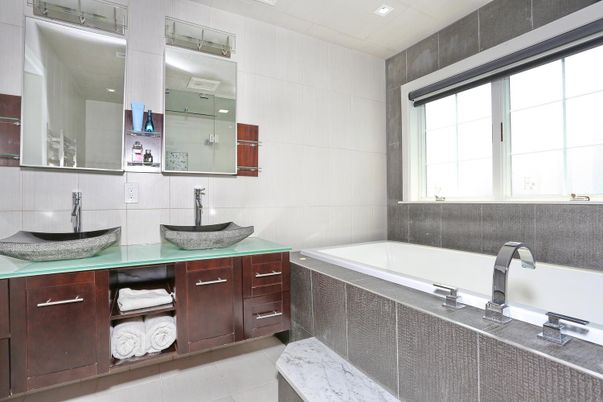 Bathroom, Dual Sink Vanities, Interior, Recessed Lighting