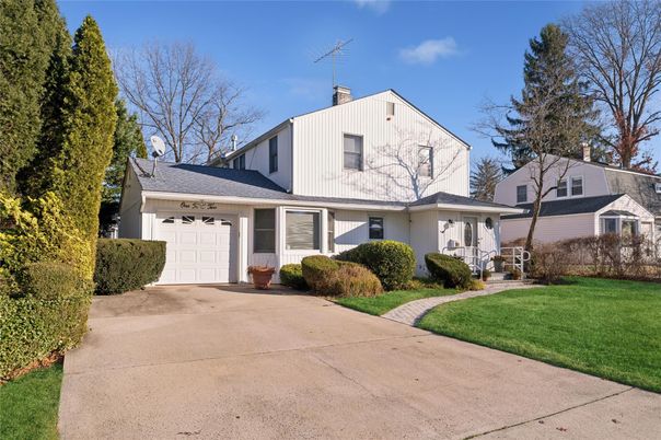 Attached, Exterior, Facade, Farmhouse