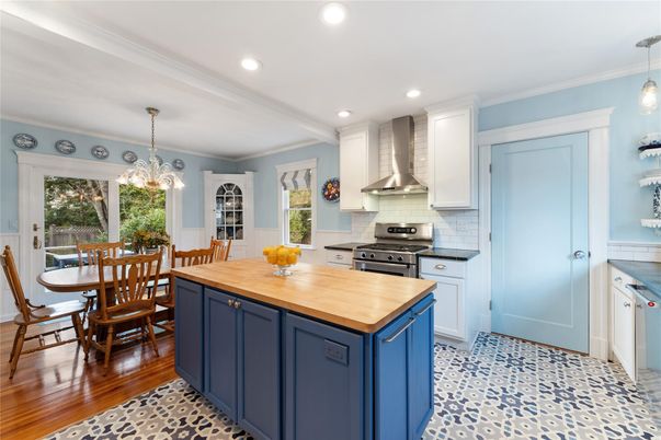 Chandelier, Dining room, Interior, Kitchen, Pendant Lights, Recessed Lighting, Stainless Steel Appliances, Wood Texture Flooring