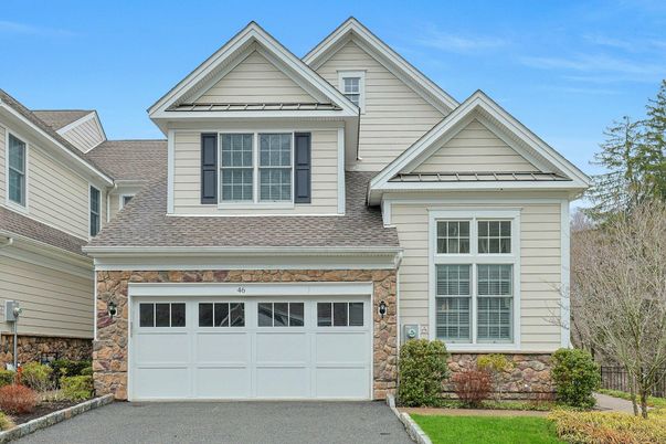 Attached, Exterior, Facade, American Craftsman