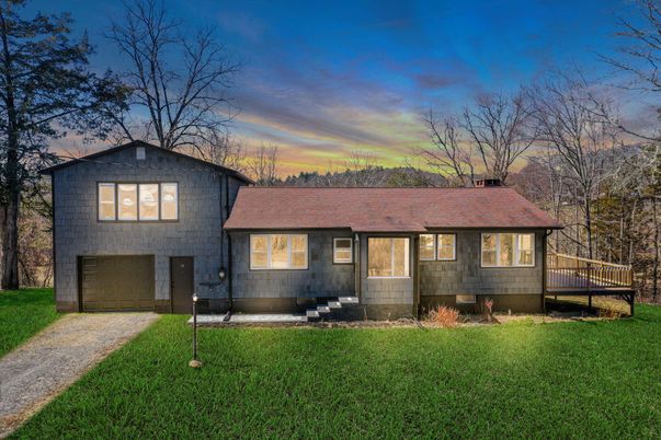 Attached, Exterior, Facade, Split Level