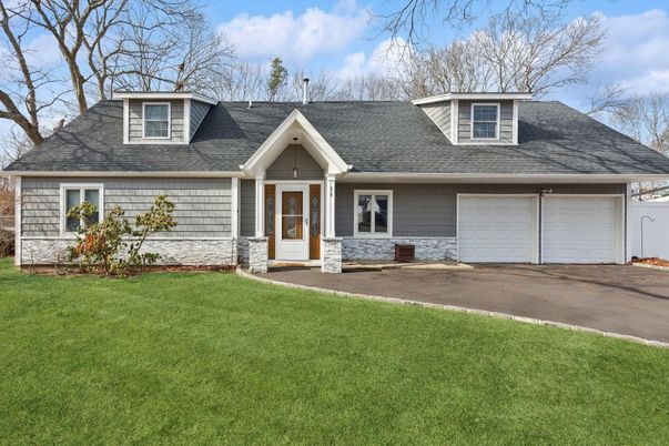 Attached, Exterior, Facade, Cape Cod