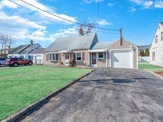 Attached, Exterior, Facade, Cape Cod