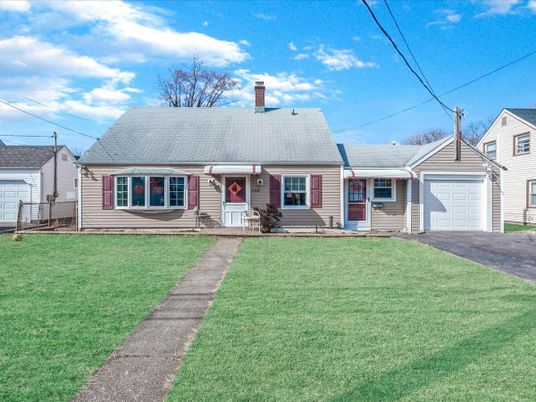 Attached, Exterior, Facade, Cape Cod