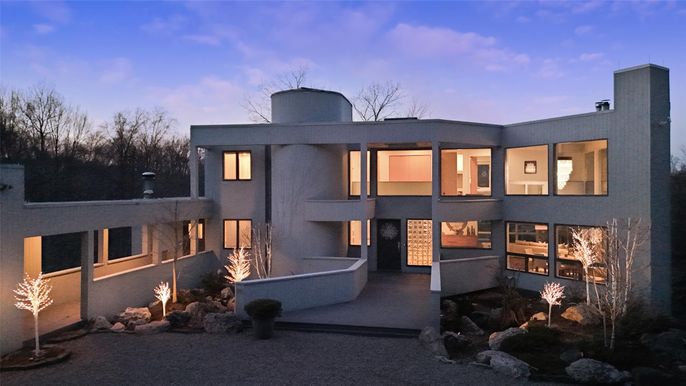 Exterior, Facade, Modern