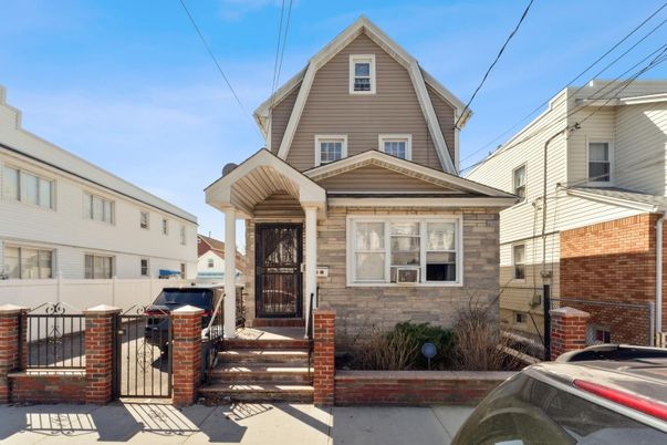 Exterior, Facade, Brick Facade, Queen Anne Victorian
