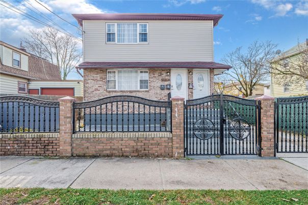 Exterior, Facade, Brick Facade, American Foursquare