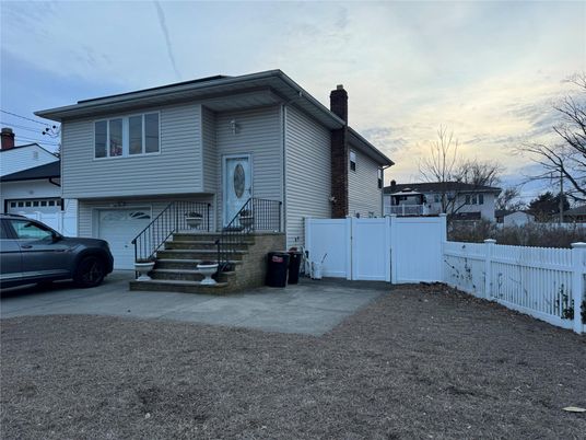 Attached, Exterior, Facade, Brick Facade, Raised Ranch