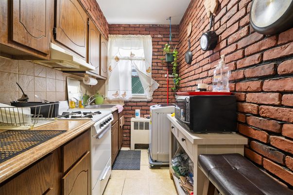 Interior, Kitchen, Pendant Lights, Stone Walls