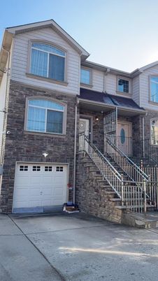 Attached, Exterior, Facade, Rowhouse