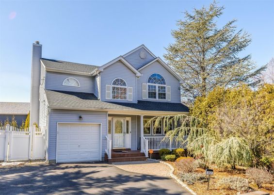 Attached, Exterior, Facade, Farmhouse