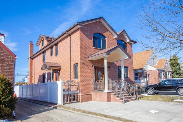 Exterior, Facade, Brick Facade, Rowhouse