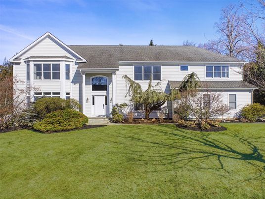 Exterior, Facade, Raised Ranch