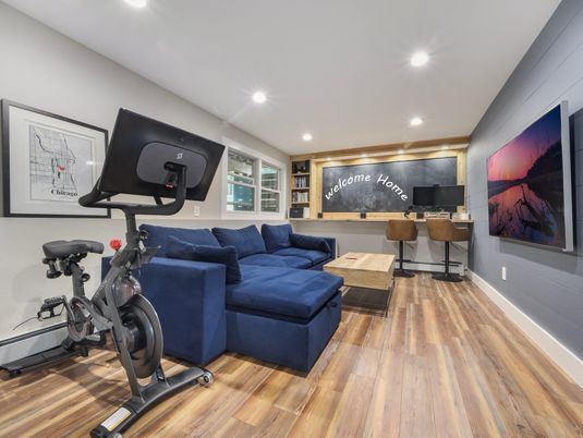 Fitness Equipment, Interior, Living room, Recessed Lighting, Wood Texture Flooring