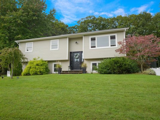 Exterior, Facade, Raised Ranch