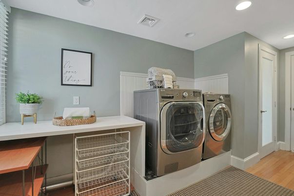 Interior, Recessed Lighting, Washer, Wood Texture Flooring