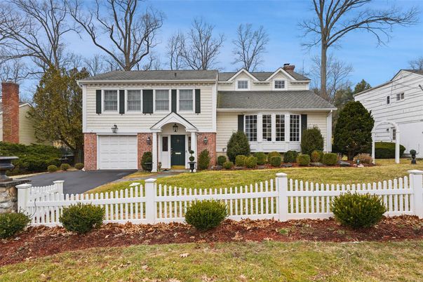 Attached, Exterior, Facade, Brick Facade, Georgian