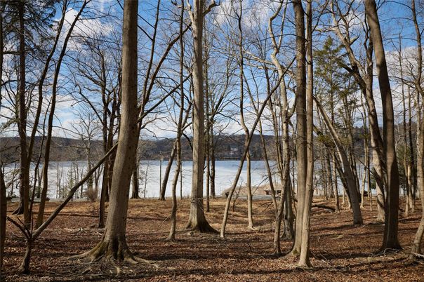 Exterior, Lake
