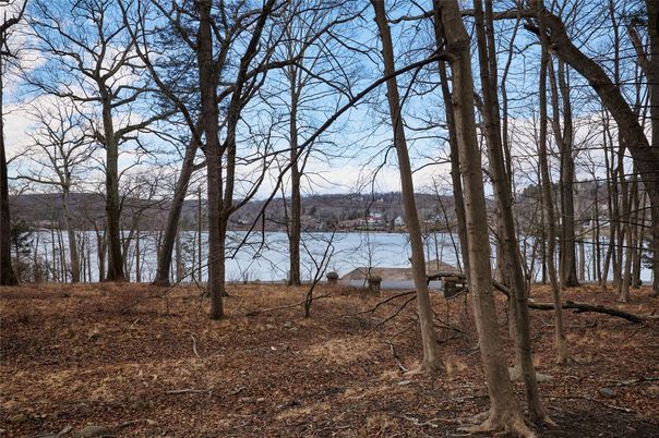 Exterior, Lake